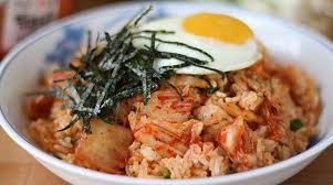 1/2 cangkir kimchi, 2 sendok makan minyak sayur, 1 cangkir nasi, 1/4 cangkir air kimchi, secukupnya garam, secukupnya gula pasir, 1 sendok makan saus cabai, 1 sendok teh minyak wijen, 1 batang daun bawang, 1 sendok teh wijen, 1 butir telur ayam, 1 sendok teh margarin. Resep Nasi Goreng Kimchi Ala Korea Bikin Sendiri Di Rumah Yuk Moms