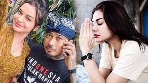 Saya akan beri imbalan, dan untuk laki2 ini perlu saya laporkan atas fitnahannya, menurut saya dia tidak menghargai perempun dan bahkan ibu saya mengandung saya bukan 9 bulan tpi 12 bulan, lalu seenaknya dia. Fakta Nora Alexandra Istri Jerinx Sid Terpaut Usia 18 Tahun Pernah Menikah Dengan Aktor Tampan Ini Tribunnewsmaker Com