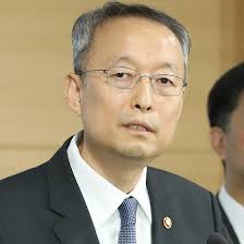 백운규(白雲揆, 1964년 3월 2일 ~ )는 대한민국의 공학자이며, 제3대 산업통상자원부 장관이다. ë°±ìš´ê·œ ìž¥ê´€ ì´ ì •ë¶€ê°€ ì§„ì§œ ì¹œê¸°ì—… ì¤'ì•™ì¼ë³´