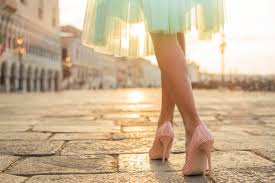 Dabei geht es darum, dass ich stöckelschuhe trage und es wohl so hellhörig ist, dass man es hört. Laufen In High Heels So Machen Sie Eine Gute Figur Gisy Schuhe Blog