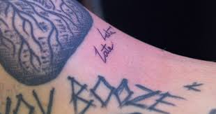 See more ideas about harry styles tattoos, tattoos, one direction tattoos. Harry Styles Oje Dieses Tattoo Wird Er Bereuen Bunte De