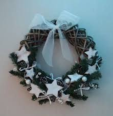 Couronne De Noel Blanche Avec Des Etoiles En Bois Patinees Accessoires De Maison Par Mylittledecor Couronne Noel Decoration Noel Decoration Noel Exterieur