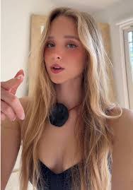 Caroline Shea's Instagram, Twitter & Facebook