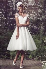 The photo model is around 66.9 inch/ 170 cm height and wear size s ,the dress length for her is below knee length. Ivory Lace Cap Sleeve Scalloped Tea Length 1960s Vintage Wedding Dress With Images Knee Length Wedding Dress Retro Wedding Dresses Short Bridal Gown