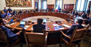 Il consiglio dei ministri, su proposta del ministro per le pari opportunità e la famiglia elena bonetti e del ministro del lavoro e delle politiche e' slittato alle ore 15 l'inizio del consiglio dei ministri, inizialmente convocato per le ore 13.00 di oggi. Decreto Aprile Il Via Libera Slitta A Maggio Salta Il Consiglio Dei Ministri Di Giovedi 30 Il Fatto Quotidiano