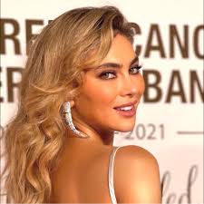 Happy weekend! ✨ #StephanieSaliba