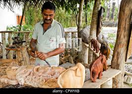 Holzschnitzer in der Nähe von Kandy, Sri Lanka Stockfotografie