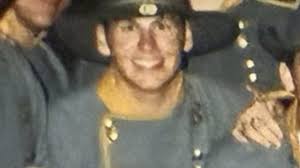 Un juge de Caroline du Nord qui conteste le résultat d'une course portait  un uniforme confédéré sur une photo d'étudiant. : r/cary