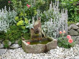Wasserspiele gibt es in zahlreichen formen und größen, sie können auf wände oder kleine nischen eingebaut werden und ihre umgebung durch sanft plätscherndes wasser erfreuen. Wasserspiele Im Garten Ideen Trends Modelle Mein Schoner Garten