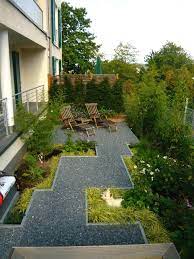 Der weg ist ein ziel mit stauden umrahmt gestalten auch von. Kleiner Schmaler Garten Bilder Und Beispiele Zur Gartengestaltung