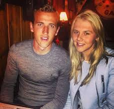 Harry kane and female teammate met david beckham in 2005.13 years on kane is the captain of english national team and the female teammate now his wife.they have a baby. Premier League Harry Kane The Striker Who Doesn T Drink Alcohol Or Go Clubbing Marca In English