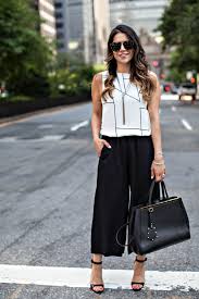 When I First Saw Culottes Aka Wide Leg Cropped Pants This Season I Have To Admit That I W Fashionable Work Outfit How To Wear Culottes Womens Casual Outfits