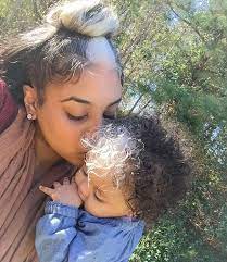 Bebe Nace Con El Mismo Mechon Blanco Que Tienen Su Madre Y Su Abuela