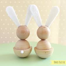 Was natürlich nicht fehlen darf, sind ostereier mit verschiedenen mustern drauf. Hubsche Kleine Osterhasen Aus Holzkugeln Diy Doro Kaiser Grafik Illustration