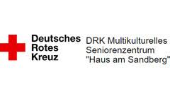 Tugba yildirim sitzt zwischen einer holländischen und einer türkischen seniorin und reicht den beiden abwechselnd essen mit einem löffel. Altenheim Drk Multikulturelles Seniorenzentrum Haus Am Sandberg