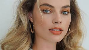 margot-robbie-in-orange-makeup-at-film-press-day