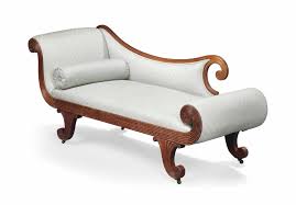 Son design tendance industrielle permet plus de confort et un bon soutien du dos. A Regency Mahogany Chaise Longue