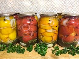 помидоры дольками с луком на зиму в литровых банках Pomidory Dolkami Na Zimu Luchshie Recepty Zagotovok Tomatov Kusochkami S Lukom S Chesnokom I Drugimi Ingredientami Kak Zamarinovat Zelenye Plody I Krasnye Kak Svezhie