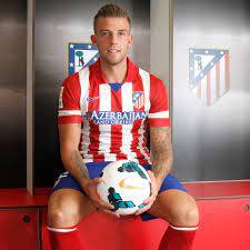 Born 2 march 1989) is a belgian professional footballer who plays for premier league club tottenham hotspur and the belgium national team. Club Atletico De Madrid Web Oficial Alderweireld Already Wearing The Shirt