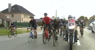 Get updates on the latest ronde van vlaanderen action and find articles, videos, commentary and analysis in one place. Surrealistisch Kan Dit Alleen Bij Ons Sporza Journalist Ruben Van Gucht Ontketent Wielergekte Tijdens Zijn Ronde Van Vlaanderen Ronde Van Vlaanderen Hln Be