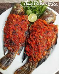 Menyantap sajian ikan gurame bakar sekaligus menikmati pemandangan puncak yang indah di depan mata woow.nikmatnya ikan bakar tak bisa dilukiskan bakar di atas bara api/arang atau dengan wajan pembakar bergerigi yang sudah diolesi sedikit mentega dengan panas antara sedang dan tinggi. Jogyigxkof9am