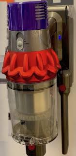 Sie wollen schnell und einfach ihren bei kleineren geräten, wie den akku handstaubsauger reichen auch schon 10v völlig aus. Dyson V10 Absolute Der Neue Zyklon Akku Handstaubsauger Bei Uns Im Test
