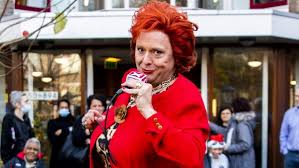Het is woensdag de elfde van de elfde en dat is voor carnavalsvierders een hele belangrijke dag, die dag betekent namelijk de start van het carnavalsseizoen. Jopie Parlevliet Is Terug Met Vaccinatielied Spuitje D R In Spuitje D R Uit Linda Nl