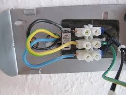 Lampe Montieren Und Anklemmen So Wird Eine Lampe Angeschlossen Lampe Anschliessen Lampe Anschliessen Elektroinstallation Selber Machen Lampe