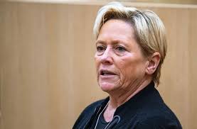 Kultusministerin susanne eisenmann kritisiert die langsame umsetzung des digitalpakts bildung durch den bund. Baden Wurttemberg Kultusministerin Eisenmann Fordert Zentralabi Baden Wurttemberg Stuttgarter Zeitung