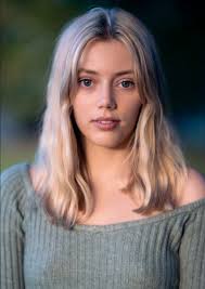 Fan Casting Grace Van Dien as Robin Barkley in Forever Young