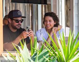 He seems to have started a new relationship with a model/waitress named vanessa valladares. Inside Zac Efron And Vanessa Valladares Doomed Love Story The Bharat Express News