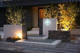 シックで高級感あふれる門まわり 庭照明 ポーチのデザイン モダンハウスの外観 エクステリア