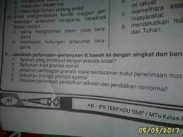 Pranata sosial adalah prosesi timbal balik yang dilakukan antara berbagai segi kehidupan bersama, misalnya pengaruh timbal balik antara segi kehidupan ekonomi dan segi kelurga, antara segi. Tolong Bantuin Ngerjain Essay 1 5 Brainly Co Id