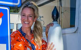 'opnieuw mama worden opent weer perspectief.' en dan begin je ook na te denken over hoe je ­ouders zich moeten voelen die 25 jaar ouder zijn. Cath Luyten Reageert Op Breuk En Onthult Dit Weten Weinig Mensen Over Frank Raes Nieuws365