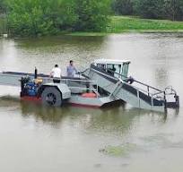 Barco cosechador de malezas acuáticas para limpieza de ríos con control hidráulico completo, ancho de corte de 2 m, motor de 30-50 HP
