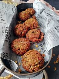 Sedikit ikan bilis secubit tepung ubi daun kari cili kering 2 genggam kacang dal 1/2 sudu kecil jintan manis 1/2 kiub pati ikan bilis 1/2 bii bawang besar. Masalode Vadey Vadai Yang Rangup Di Luar Lembut Di Dalam Sudah Pasti Sedap Qasey Honey