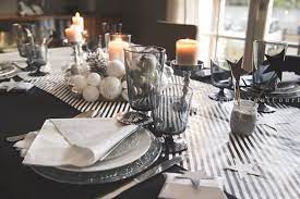 une table de noel noire et blanche graphique chic et pas chere deco table noel table de noel blanche table de noel