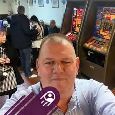 Very odd occurrence just happened as I was walking home. 4 teenage lads  stopped me and one asked about whether I had a signal as he needed to  contact his Dad, however