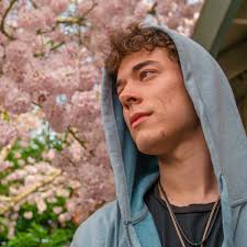 Smashes the masses, but the industry's hatin' asses....