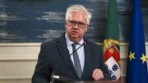 Quero publicamente agradecer à professora doutora constança urbano e sousa a dedicação e empenho com que serviu o país no desempenho das suas funções. Ministro Da Administracao Interna Anuncia 27 Detencoes Ate Ao Momento Fora De Campo Jornal Record