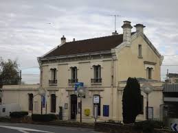 Savigny is 25 minutes away from paris: Structurae En Savigny Sur Orge Railway Station