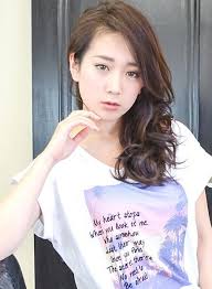 パーティー 結婚式ヘアにもってこい ワンサイドヘア が特別な日を華やかに演出 ワンサイド ヘア ヘア 結婚式 ヘア