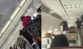 Vídeos mostram momento em que avião da Air India perde altitude durante forte turbulência; veja