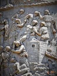 În forul lui traian la roma, situată în spatele clădirii basilica ulpia şi între cele două biblioteci (bibliotheca ulpia sau bibliotheca traiani). Statui De Daci