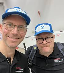 Två av våra medarbetare reste till Japan för att representera Sverige i  Toyota Material Handlings interna färdighetstävling Skill Competition.  Denna gång tävlades det i mätteknik, men även flera moment som visuell  bedömning