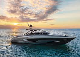 When most people think of the family runabout, they think of sterndrive propulsion. L8ju2dpt3nfglm