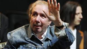 Una vita di grandi successi cinematografici, ma anche di episodi. Francesco Nuti Picchiato E Umiliato Da Badante Georgiano Blog Uomini E Donne