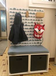 Une Penderie Pour Enfants Dans Le Couloir Ideale Pour Les Manteaux Et Petites Chaussures Dragan Eket Ikea S Kinder Schrank Kinder Zimmer Garderobe Kinder