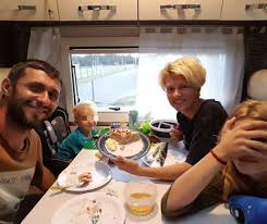 Estimata la 300.000 de euro, casa sotilor bucur este amplasata pe un teren de 1000 de. Momente Inedite Din ViaÈ›a Actorului DragoÈ™ Bucur Dana NÄƒlbaru È™i Copiii Au Dormit In RulotÄƒ In FaÈ›Äƒ Casei Evenimentul Zilei