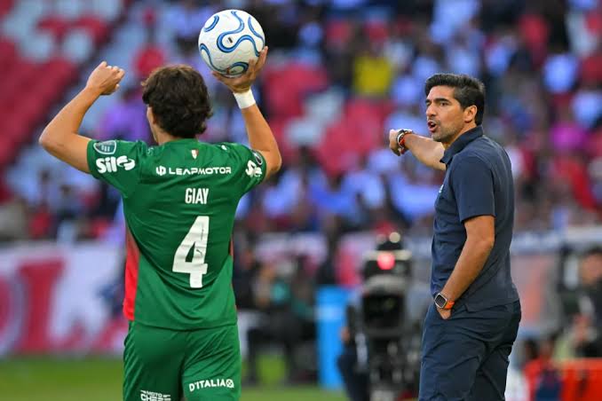Conmebol mant&eacute;m suspens&atilde;o de Abel para semi da Libertadores e multa treinador do Palmeiras - V&iacute;deo